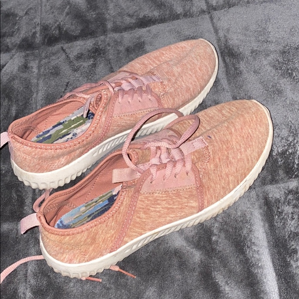 •Super cute pink shoes